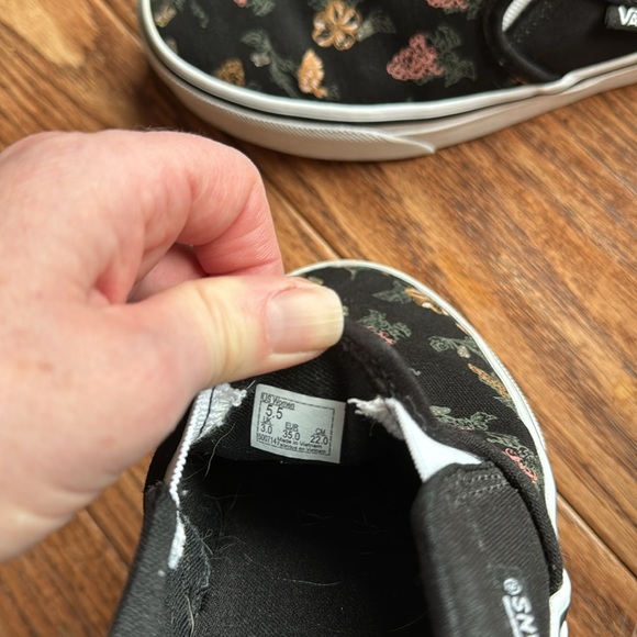 Like New-Vans. Women's 5.5 Black with flowers - Picture 3 of 4